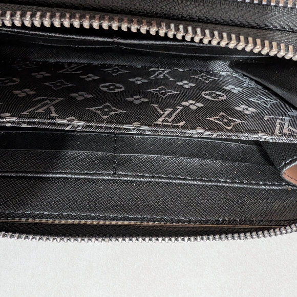 Louis Vuitton Damier Graphite Wallet with Silver Accents - Picture 2 of 12